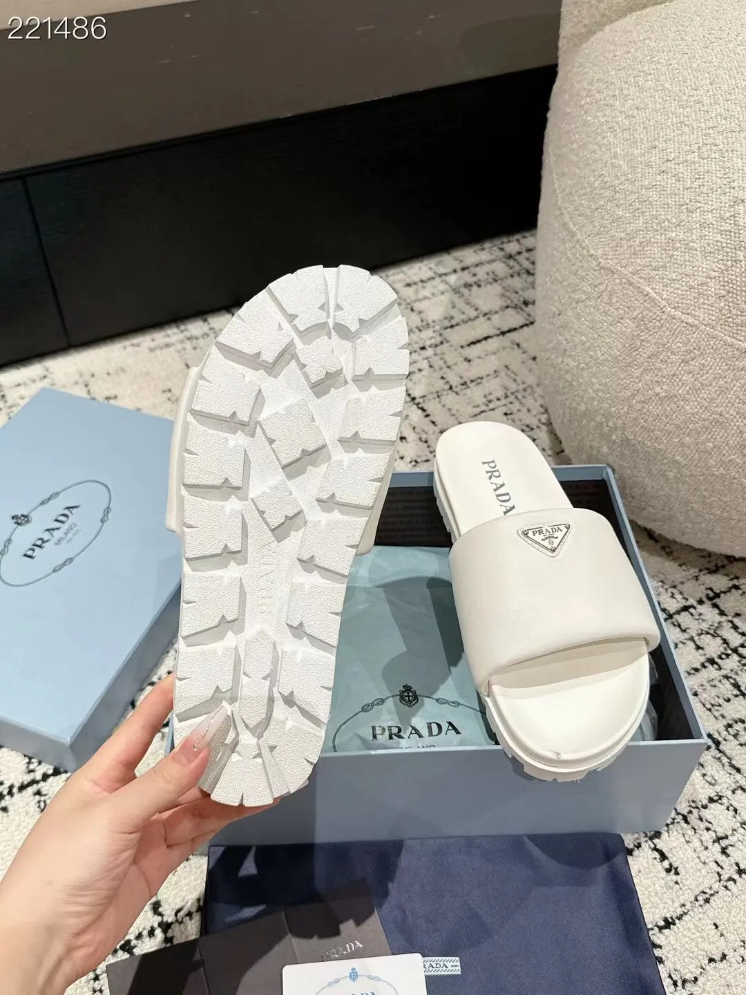 👟👟Ex-factory price 460👟👟 Couple model latest series! Prada 2024 spring and summer new sandals, double-breasted slippers, the latest catwalk series, classic upgrades, comfort and fashion coexist, every color combination looks good, and the design matches different style needs. Upper: original customized cowhide lining: original customized sheepskin lining, cowhide foot pads. Outsole: original molded non-slip outsole. Shoe size: women's size 35-40 (4142 customized) Men's size 39-45 (45 customized)